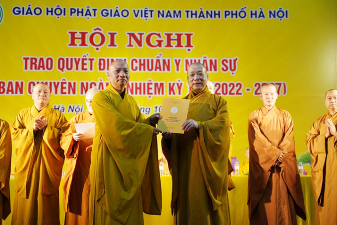 Phật giáo Hà Nội trao quyết định chuẩn y nhân sự các ban chuyên môn